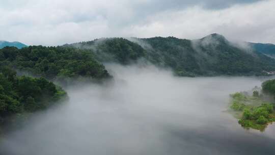 绿水青山 云雾水面