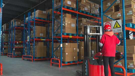 仓库工人操作叉车搬运货物