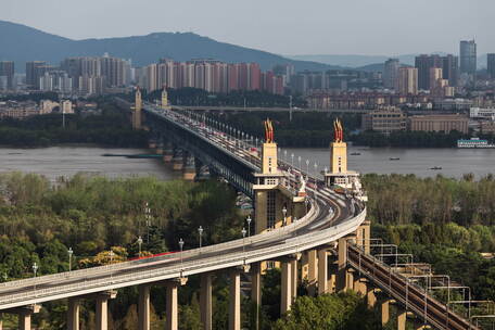 南京长江大桥及绿色滨江城市风光