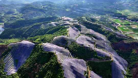大山里的光伏太阳能发电