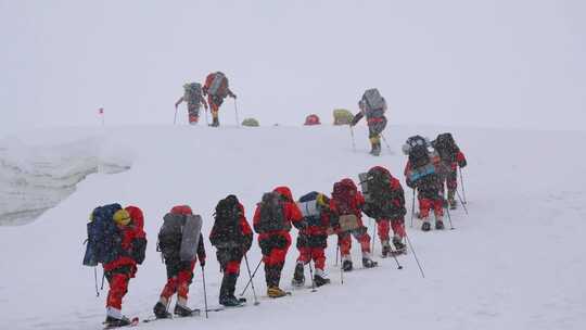 攀登冰川之父慕士塔格峰雪山的登山队