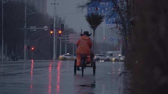 城市街道雨后交通环卫工人