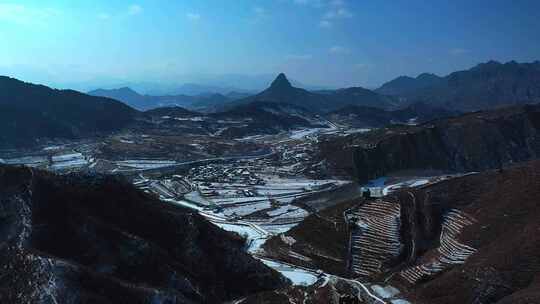 雪后城子峪山村的壮丽山景