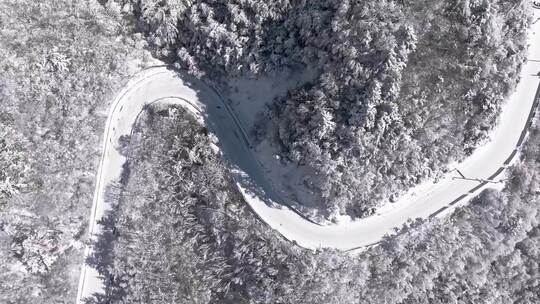 陕西秦岭分水岭雾凇冰挂雪景