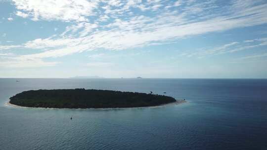 空中拍摄，飞得更近，向斐济的宁静岛倾斜视频素材模板下载
