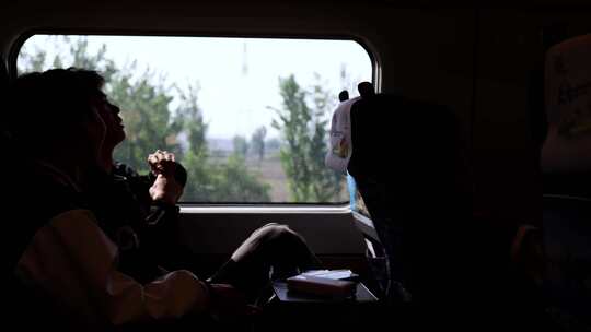 坐火车旅行看向窗外风景视频素材模板下载