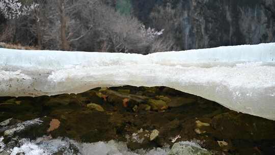 春天河道阳光下白色冰雪消融冰块化冻滴水