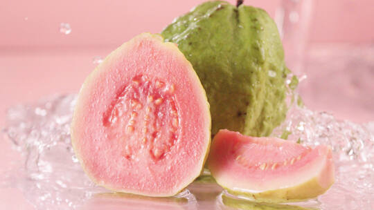 切开的红心番石榴溅水画面高清慢动作