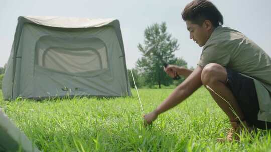 一家人野营合作搭帐篷露营视频素材模板下载
