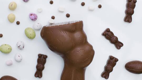 旋转的巧克力兔子和彩蛋视频素材模板下载