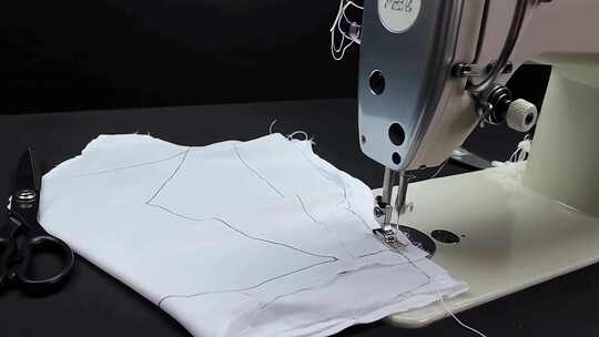 缝纫机缝纫服装画面