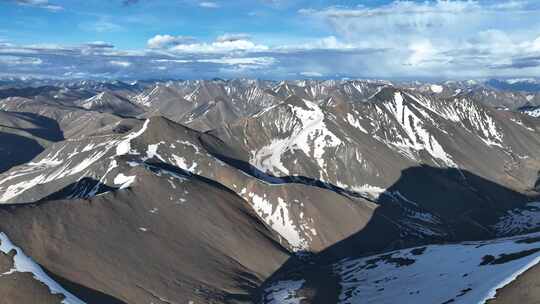 中国西藏那曲高原雪山风光 连绵不断的雪山