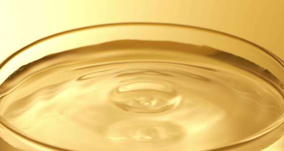 水滴进培养皿中合集 金色背景 4k超级慢镜头