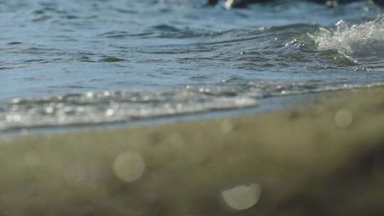 海边沙滩溅起浪花波光粼粼