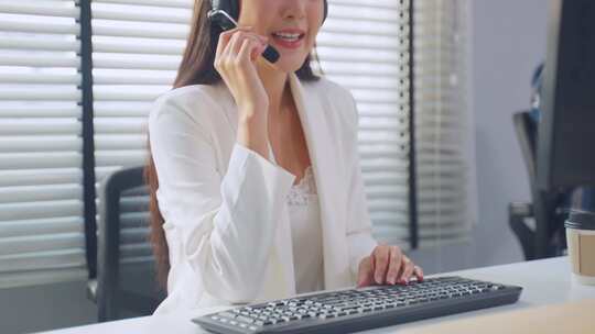 在办公室工作的亚洲美女商务女性呼叫中心。