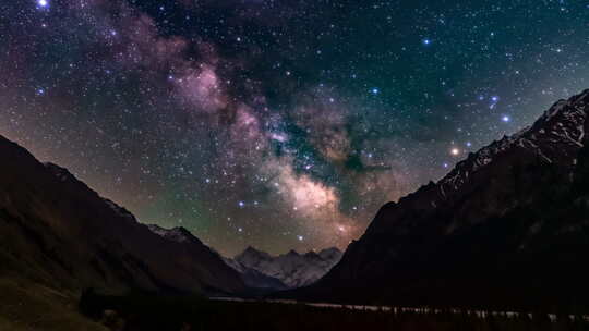 新疆夏塔古道雪山草原星空银河视频素材模板下载