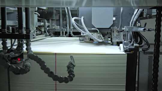 印刷厂里纸张运输裁剪流水线设备1
