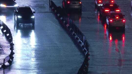 高角度拍摄雨夜路口来来往往的汽车