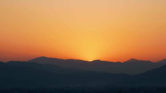 山峰日落延时黄昏夕阳山脉阳光森林夜幕降临