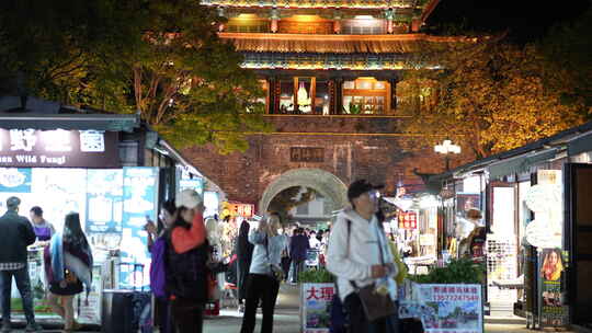 大理大理古城夜景夜市繁华热闹城市视频素材模板下载