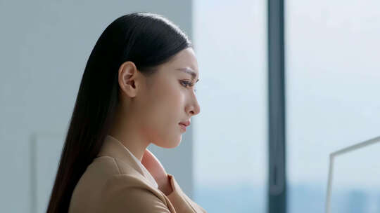 职场女性压力大 工作劳累焦虑