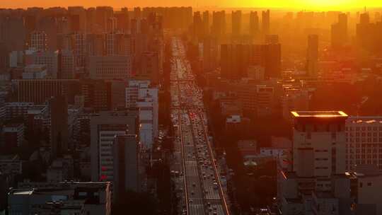 夕阳下城市建筑中的主干道与车流