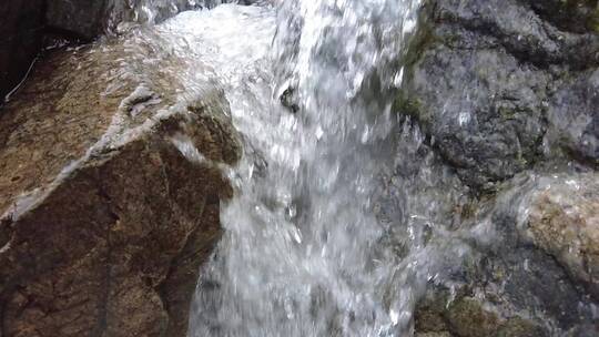 滴水过石自然流水升格慢动作实拍视频素材