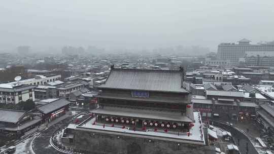 陕西省西安市正在下雪的西安鼓楼雪景景观