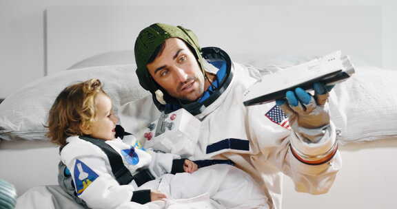 爸爸和女儿玩宇宙飞船的浪漫和家庭时刻，两