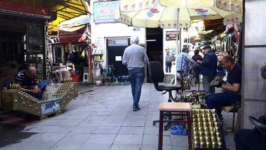 一条繁忙的街道，鞋店排成一排