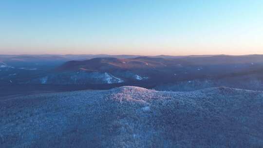 大兴安岭冬季林海雪原朝阳