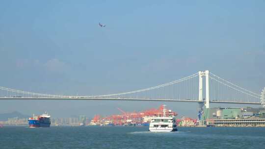 福建厦门海沧大桥下的货轮和桥上飞过的飞机