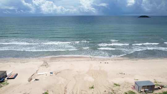 4K夏日海滩风光海浪海水夏季玩水航拍视频