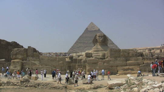 游客参观埃及金字塔和狮身人面像