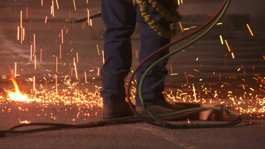 工人焊接钢材喷溅的火花视频素材模板下载