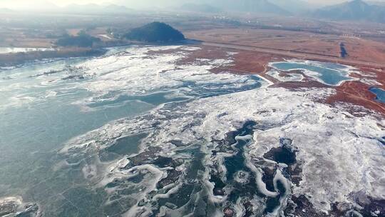 航拍冬季的十三陵水库结冰的湖面