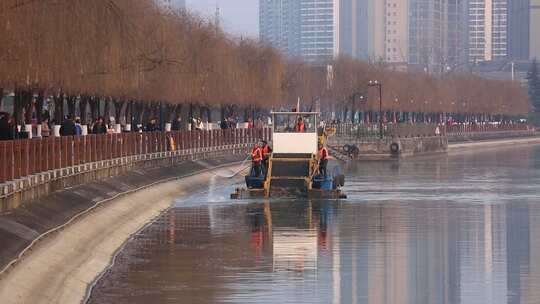 汉中汉江清洁船正在作业