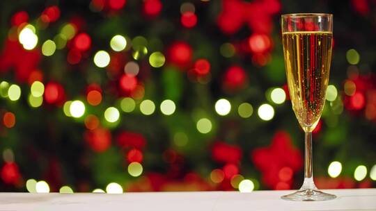 传统的新年仪式中的香槟和礼物视频素材模板下载