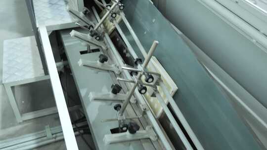 印刷厂里的各种机械设备运行2