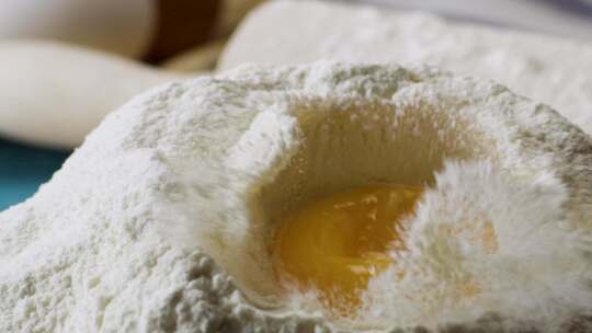 鸡蛋落入面粉中慢动作