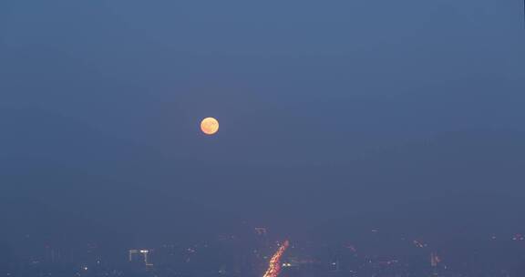 香山鬼笑石俯拍北京全景 道路车流 月升
