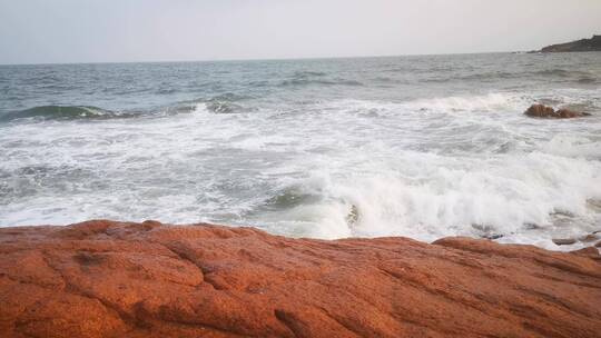 实拍大海海浪礁石浪花