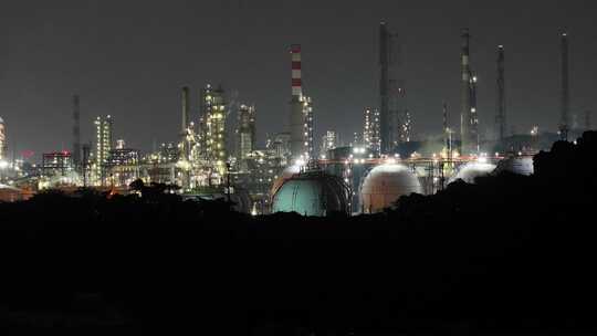4k航拍炼油厂化工能源工业烟囱石化夜景视频素材模板下载