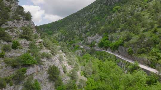 山脉和丘陵之间的道路