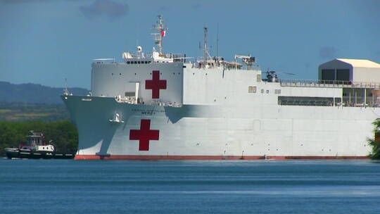 美国慈善医院船在海上起航