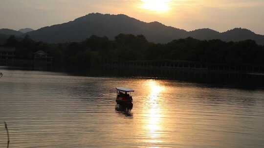 小船游览夕阳西下杭州西湖