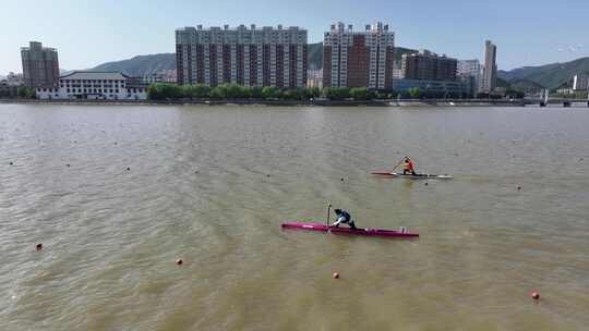 河南省宜阳县洛河上皮划艇比赛激烈进行