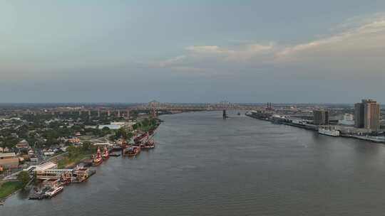 密西西比河大桥以及新奥尔良市和阿尔及尔角的鸟瞰图