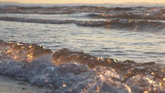 海边，海浪拍打着海滩与海岸