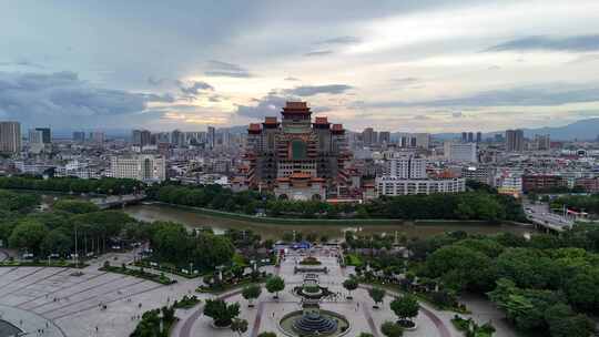 夕阳下的广西玉林云天文化城航拍